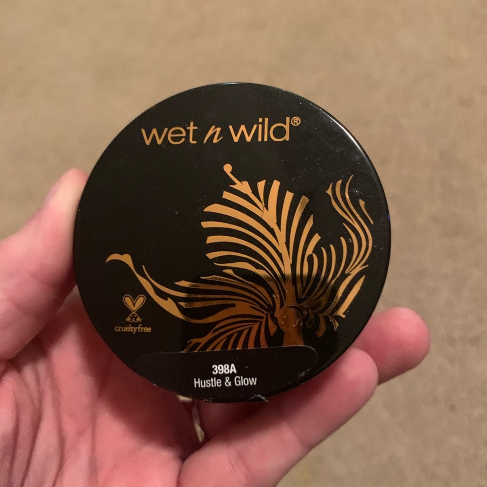 Illuminating loose setting powder